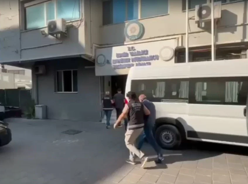 İzmir'de 'galericilik kılıflı' tefecilik operasyonu