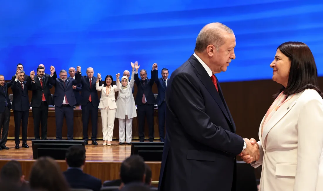 CHP'den istifa eden Foça Belediye Başkanı Saniye Bora Fıçı'nın AK