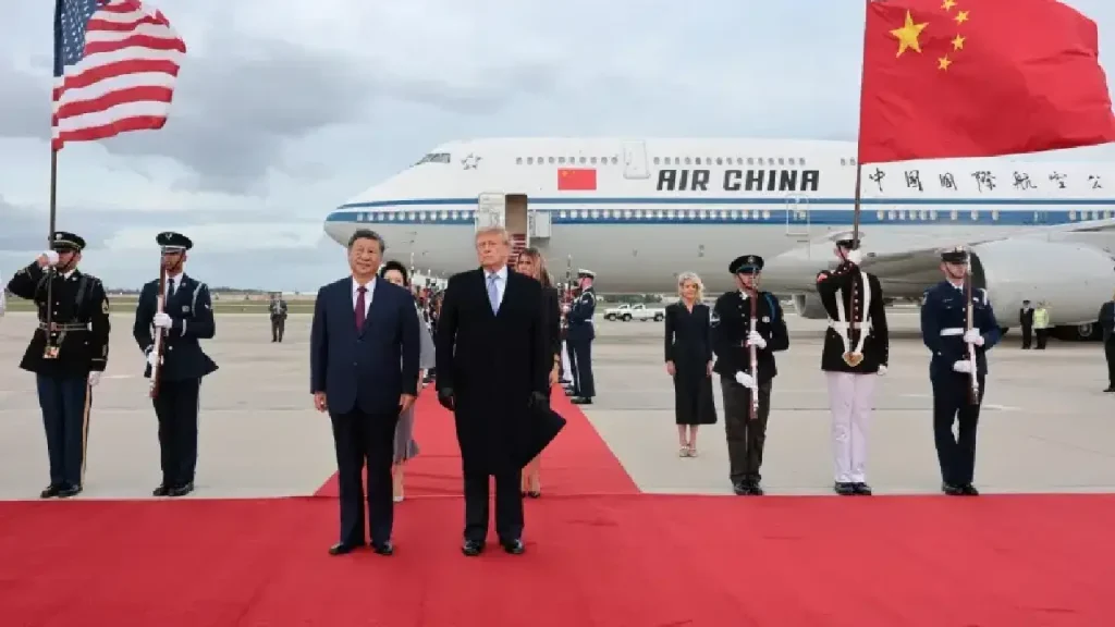 64 yıl sonra bir ilk: Trump, Şi'yi uçağın kapısında karşıladı