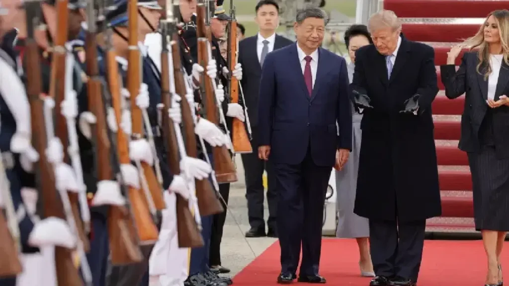 64 yıl sonra bir ilk: Trump, Şi'yi uçağın kapısında karşıladı