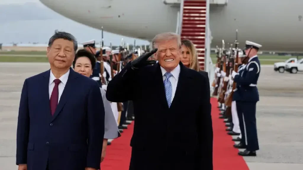 64 yıl sonra bir ilk: Trump, Şi'yi uçağın kapısında karşıladı