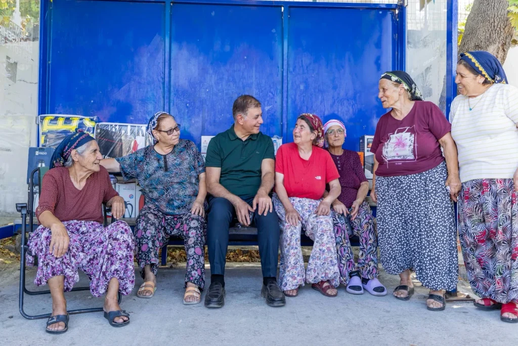 Başkan Tugay’ın Bergama turu: Üreticiyle bal sağdı, çocuklarla top oynadı, halkın derdini dinledi