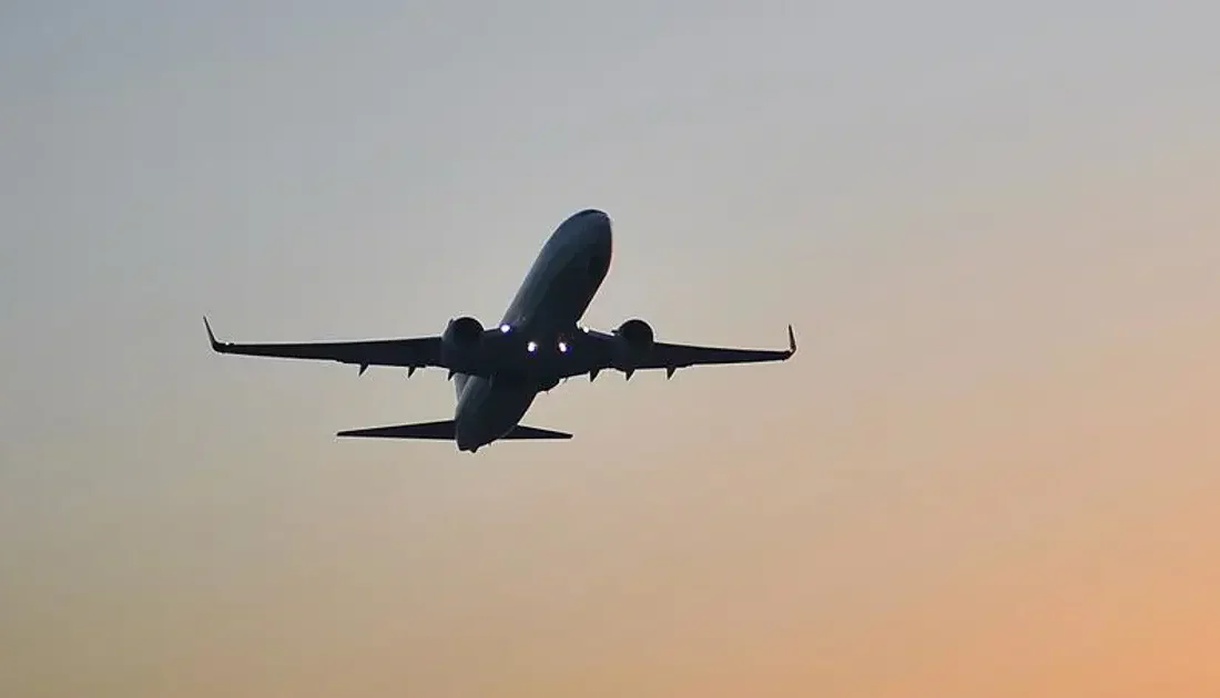 Flydubai şirketine ait Dubai-Tel Aviv seferini yapan yolcu uçağında kokpitte