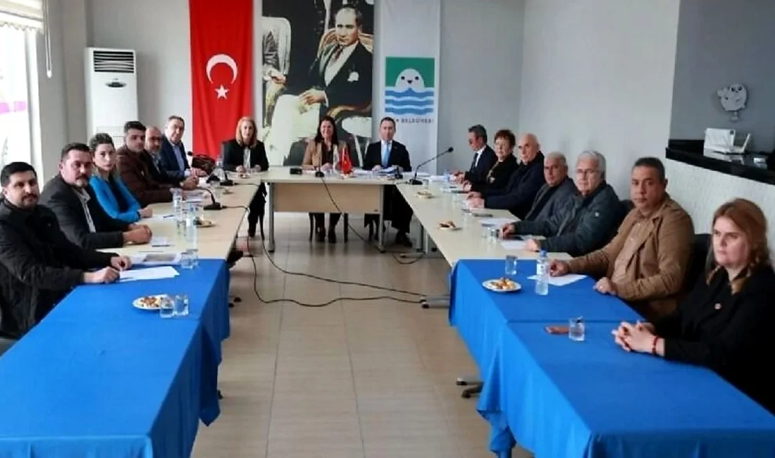 Foça Belediye Başkanı Saniye Bora Fıçı’nın CHP’den istifa ederek AK