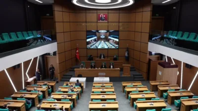Üsküdar Belediye Meclisi’nde yapılması planlanan Belediye Başkanvekilliği seçimi, mecliste salt