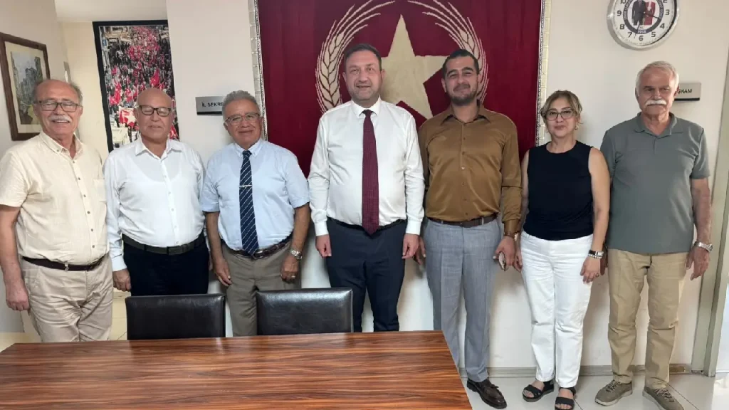 Gümrükçü’den siyasi partilere ortak akıl ziyaretleri: "Toplum kutuplaşma değil uzlaşı ve çözüm bekliyor" 2 Gümrükçü’den siyasi partilere ortak akıl ziyaretleri: "Toplum kutuplaşma değil uzlaşı ve çözüm bekliyor"