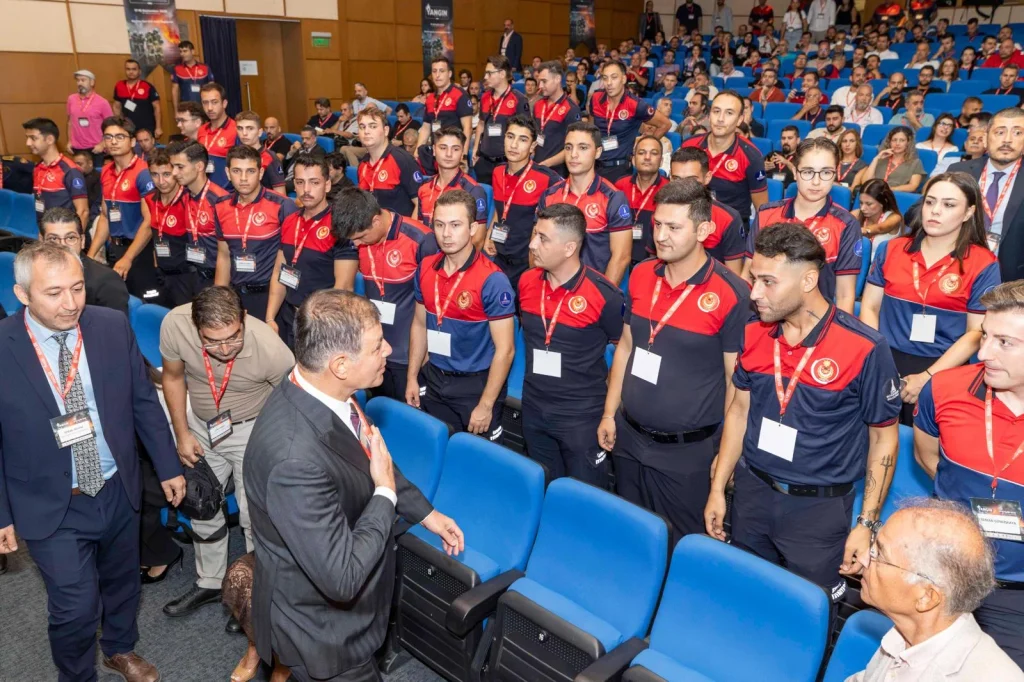 İzmir İtfaiyesi'nde robotik araç devrimi! Cemil Tugay yangın zirvesinde duyurdu: 4 yeni istasyon geliyor!