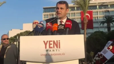 İzmir’in düşman işgalinden kurtuluşunun 104’üncü yıl dönümünde düzenlenen alternatif çelenk