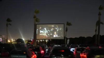İzmir Büyükşehir Belediyesi, “Yeniden Sinematek Arabada Film Keyfi” ile bu