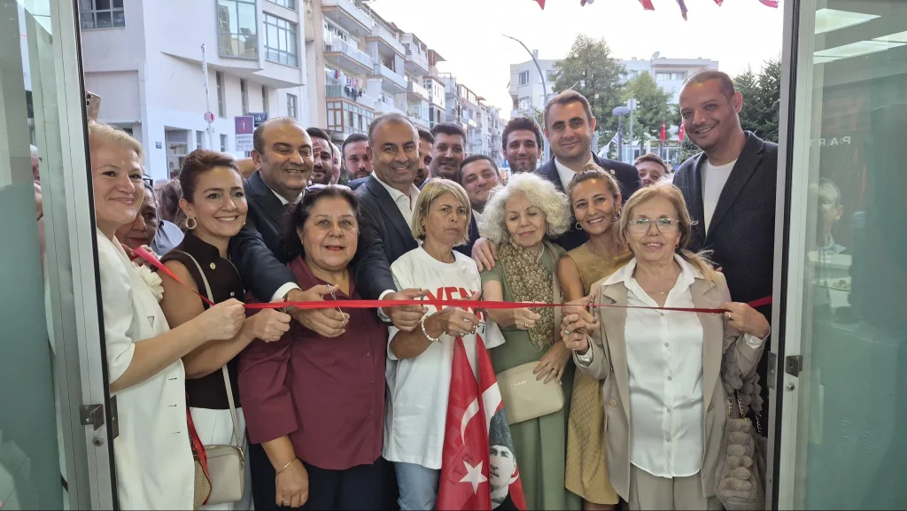 Çağatay Güç Balçova ilçe binası açılışında 3 Çağatay Güç Balçova ilçe binası açılışında