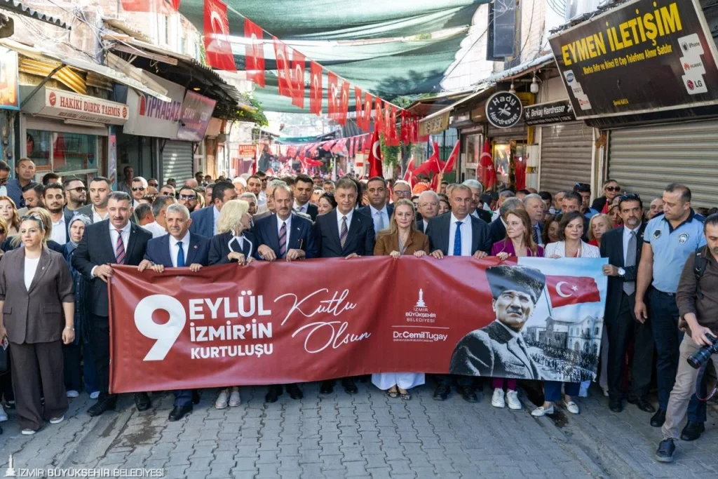 Başkan Tugay İzmirlilerle yürüdü: 104 yıllık gurur sokaklara taştı 3 Başkan Tugay İzmirlilerle yürüdü: 104 yıllık gurur sokaklara taştı
