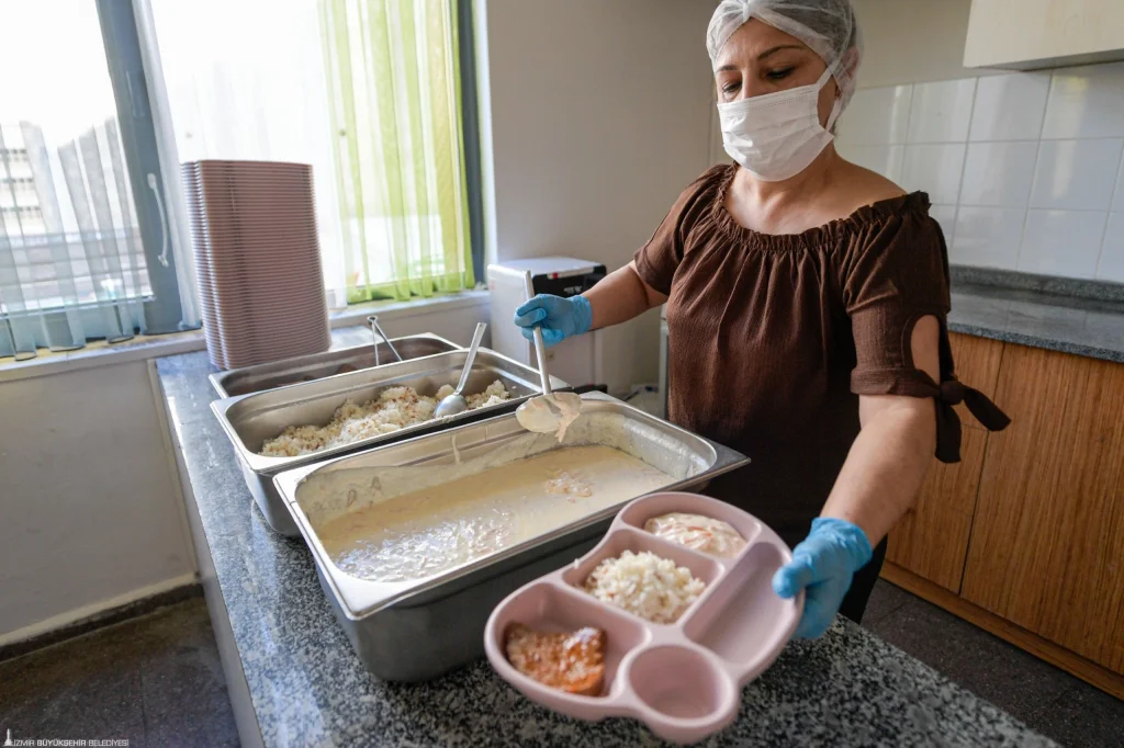 Yuvamız İzmir'de miniklere 3 çeşit yemek