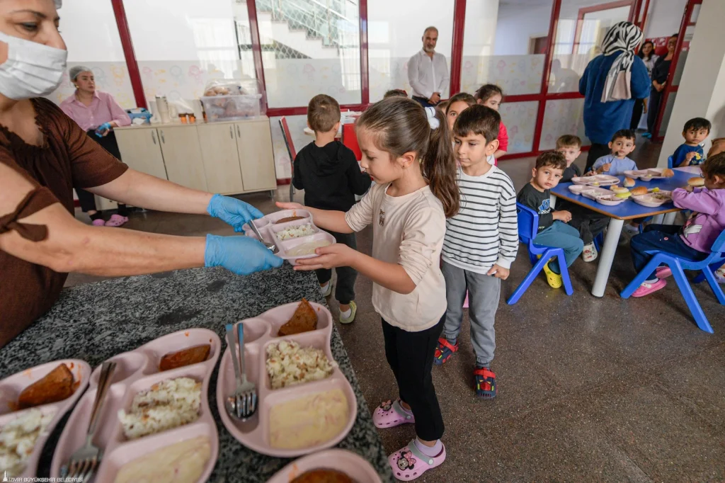 Yuvamız İzmir'de miniklere 3 çeşit yemek