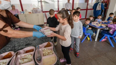 İzmir Büyükşehir Belediyesi, her yaştan çocuk ve gencin sağlıklı beslenmesi