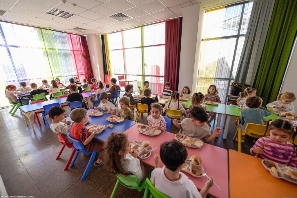 Yuvamız İzmir'de miniklere 3 çeşit yemek
