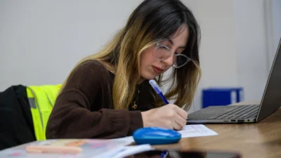 İzmir Büyükşehir Belediyesi’nin iş arayanlarla işverenleri buluşturduğu İş’te İzmir platformu,
