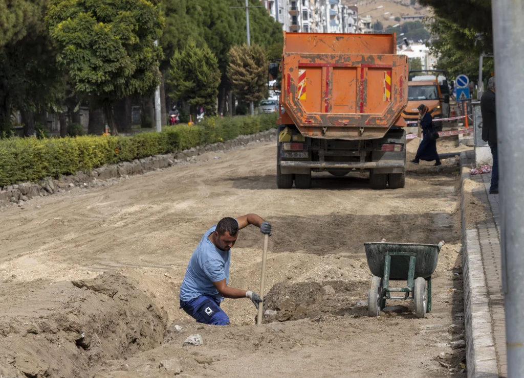 Bergama'da su baskınları tarih oluyor: İZSU'dan 22 milyonluk yatırım 3 Bergama'da su baskınları tarih oluyor: İZSU'dan 22 milyonluk yatırım