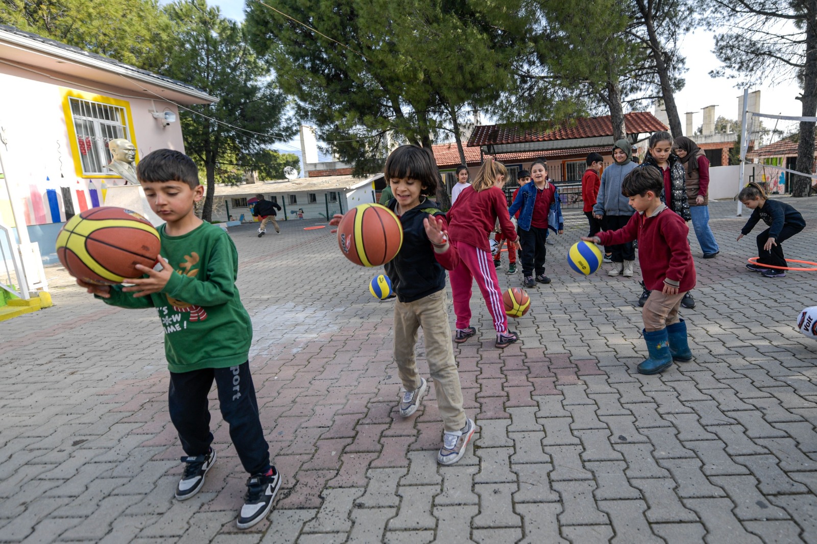 İzmir Büyükşehir Belediyesi, çocukların spor olanaklarına eşit erişimini desteklemek amacıyla