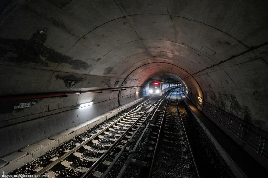 İzmir Metrosu'nda ray mesaisi