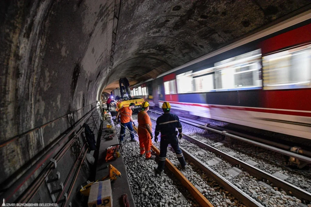 İzmir Metrosu'nda ray mesaisi