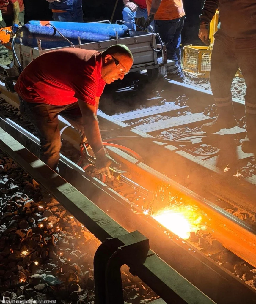İzmir Metrosu'nda ray mesaisi