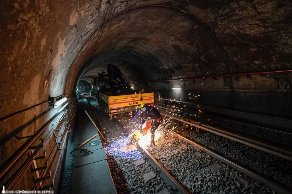 İzmir Metrosu'nda ray mesaisi