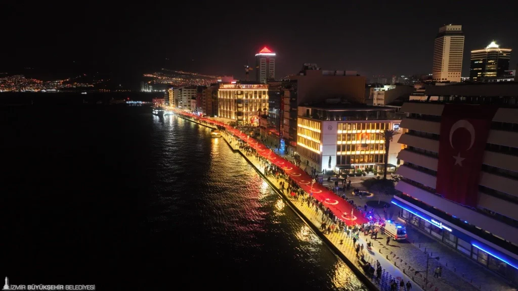 Cumhuriyet kenti İzmir 29 Ekim bayram coşkusuna hazır