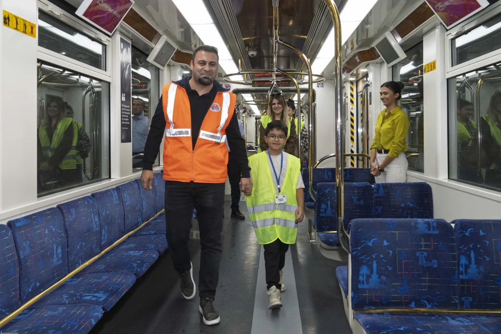 Hayali doğum gününde gerçek oldu: İzmir Metro Emirhan'ı sevindirdi 4 Hayali doğum gününde gerçek oldu: İzmir Metro Emirhan'ı sevindirdi