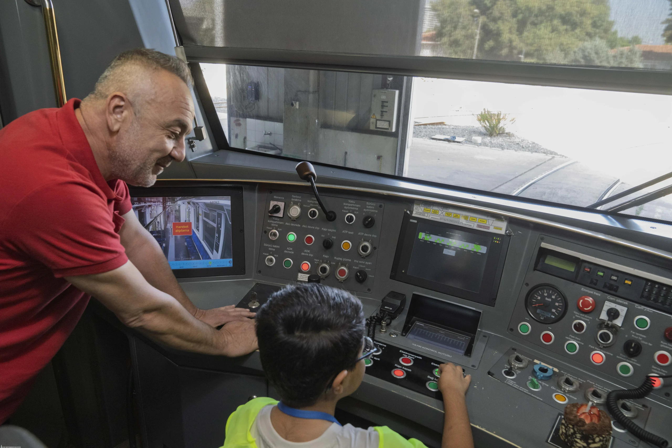 Hayali doğum gününde gerçek oldu: İzmir Metro Emirhan'ı sevindirdi 2 Hayali doğum gününde gerçek oldu: İzmir Metro Emirhan'ı sevindirdi