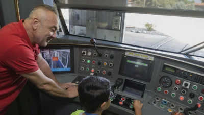 İzmir Metrosu’na her bindiğinde sürücülere el sallayan 8 yaşındaki Emirhan’ın