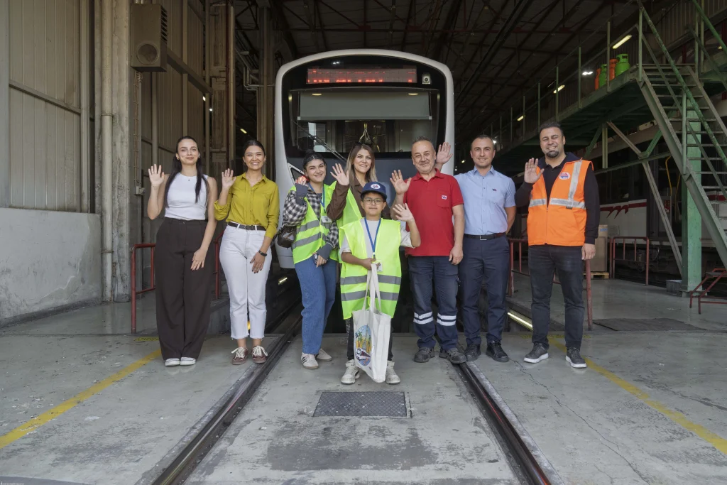 Hayali doğum gününde gerçek oldu: İzmir Metro Emirhan'ı sevindirdi 1 Hayali doğum gününde gerçek oldu: İzmir Metro Emirhan'ı sevindirdi