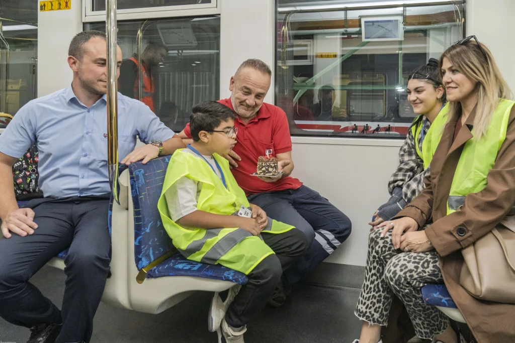 Hayali doğum gününde gerçek oldu: İzmir Metro Emirhan'ı sevindirdi 3 Hayali doğum gününde gerçek oldu: İzmir Metro Emirhan'ı sevindirdi