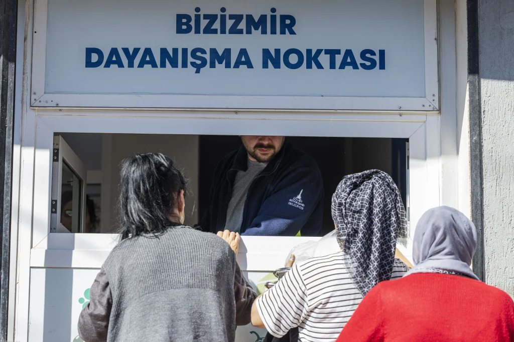 Büyükşehir 12 dayanışma, 3 danışma noktasında İzmirlinin yanında 1 Büyükşehir 12 dayanışma, 3 danışma noktasında İzmirlinin yanında