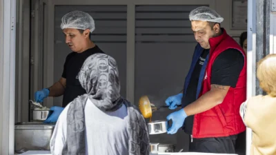İzmir Büyükşehir Belediyesi, sosyal belediyecilik anlayışıyla ihtiyaç sahibi vatandaşlara yönelik