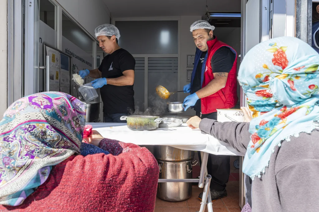 Büyükşehir 12 dayanışma, 3 danışma noktasında İzmirlinin yanında 2 Büyükşehir 12 dayanışma, 3 danışma noktasında İzmirlinin yanında