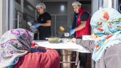 İzmir Büyükşehir Belediyesi, sosyal belediyecilik anlayışıyla ihtiyaç sahibi vatandaşlara yönelik