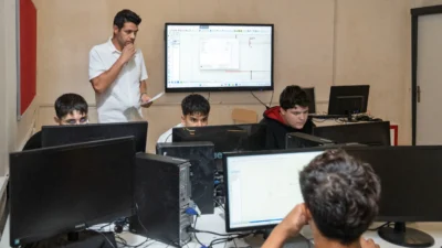 İzmir Büyükşehir Belediyesi Meslek Fabrikası bünyesindeki İş’te İzmir platformu, iş