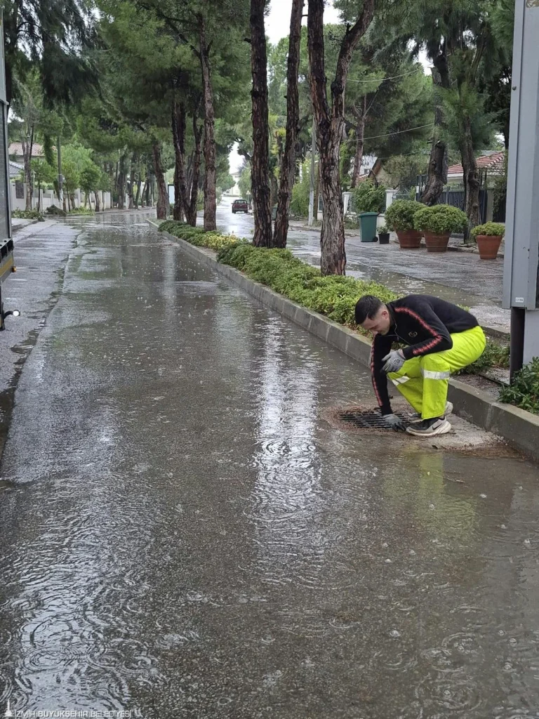 İzmir'de yağış alarmı: İZSU tüm ekiplerle sahada 5 İzmir'de yağış alarmı: İZSU tüm ekiplerle sahada