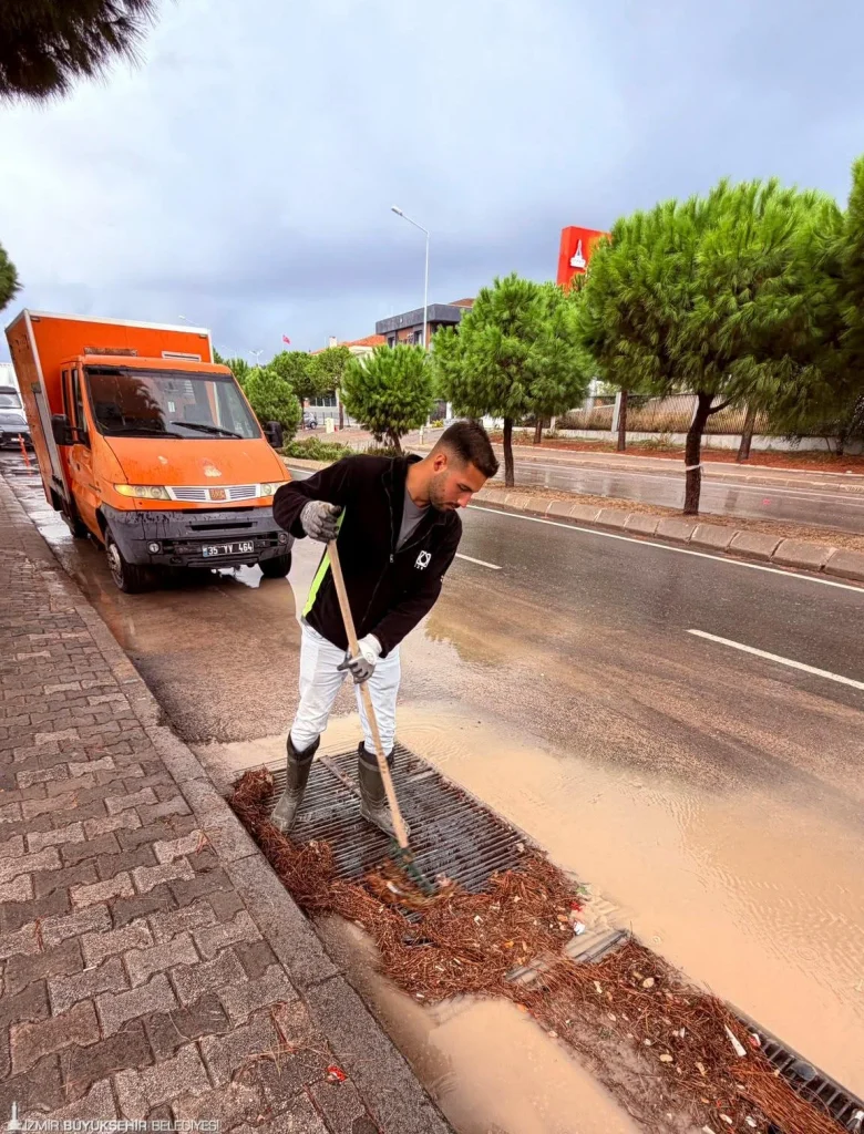 İzmir'de yağış alarmı: İZSU tüm ekiplerle sahada 2 İzmir'de yağış alarmı: İZSU tüm ekiplerle sahada