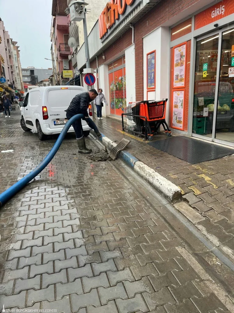 İzmir'de yağış alarmı: İZSU tüm ekiplerle sahada 1 İzmir'de yağış alarmı: İZSU tüm ekiplerle sahada