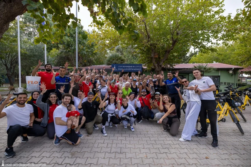Kordon'da Engelsiz Cumhuriyet turu: Bisikletle İnciraltı'na pedal çevirdiler