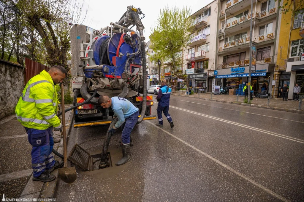 İZSU ekiplerinden 763 personelle yağmur mesaisi 6 İZSU ekiplerinden 763 personelle yağmur mesaisi