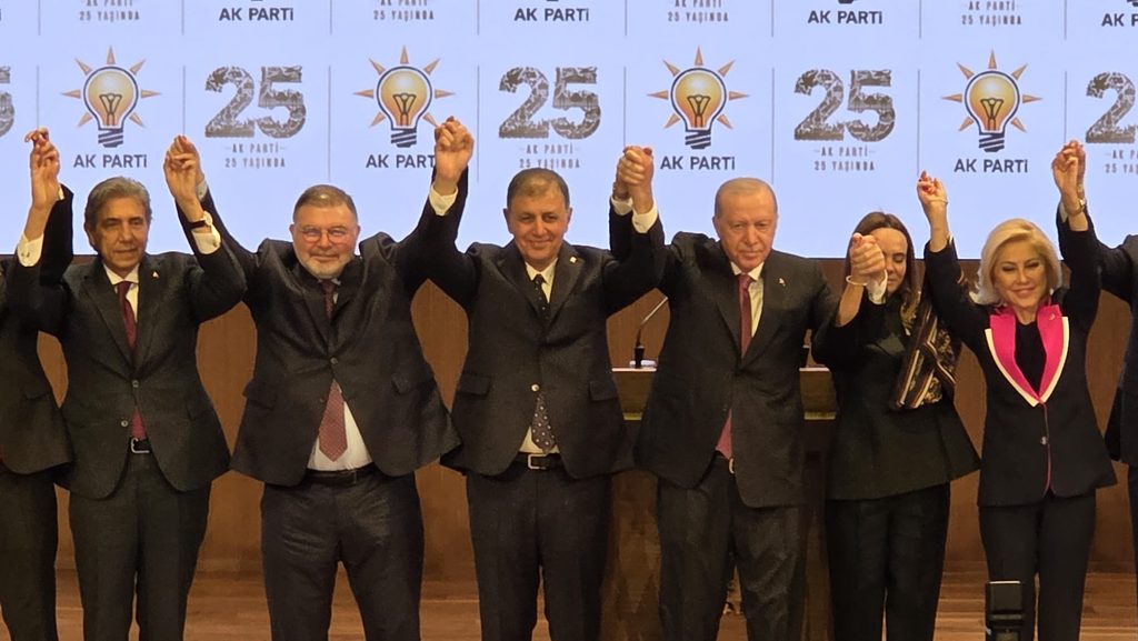 Rozeti Cumhurbaşkanı Erdoğan taktı: Cemil Tugay resmen AK Parti’de