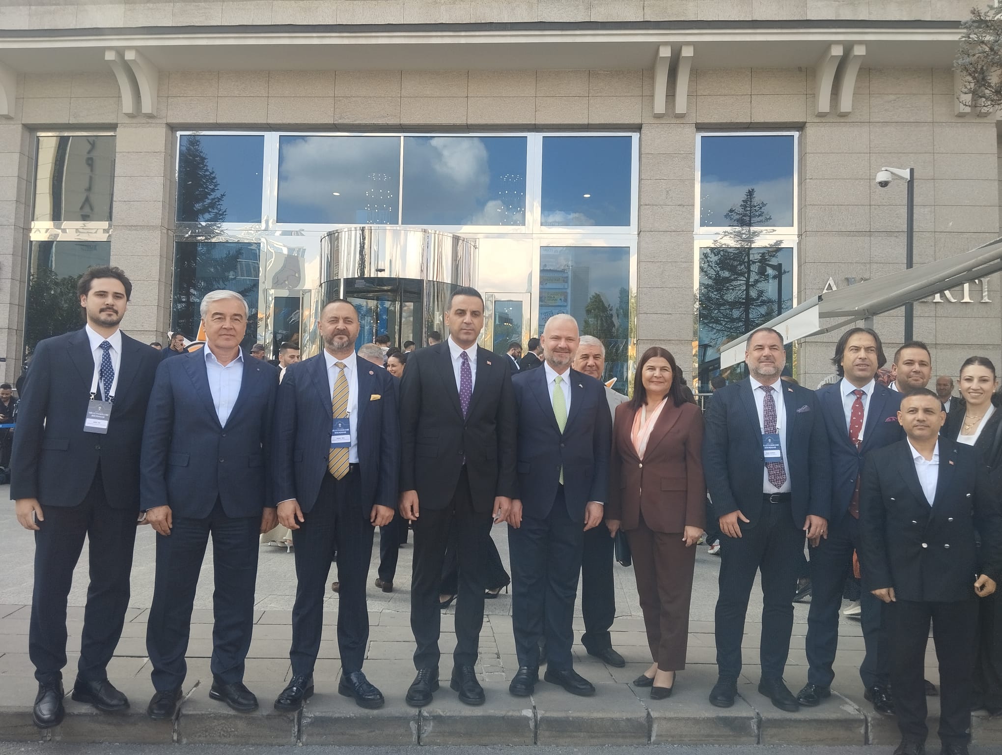 Cemil Tugay’ın AK Parti’ye geçmesine belediye başkanlarından destek: “İzmir hizmetle buluşacak”