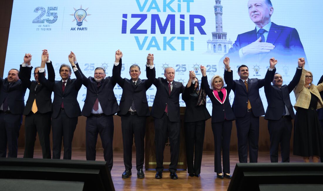 AK Parti’ye katılan İzmir Büyükşehir Belediye Başkanı Cemil Tugay, rozet