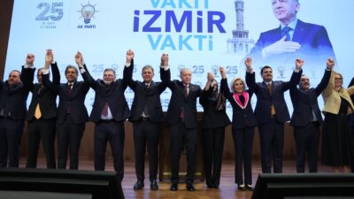 AK Parti’ye katılan İzmir Büyükşehir Belediye Başkanı Cemil Tugay, rozet
