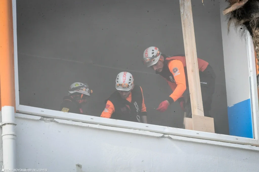 İzmir'de bölgesel deprem tatbikatı gerçeğini aratmadı