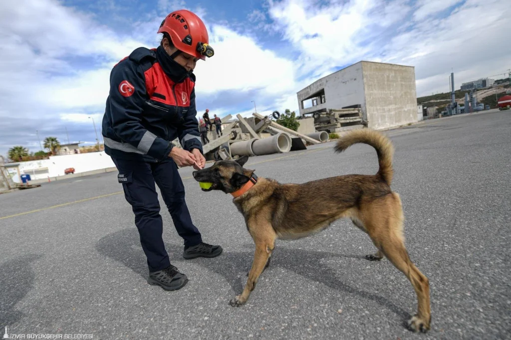23 saat oğlunu enkazda bekledi: Şimdi can kurtarıyor 4 23 saat oğlunu enkazda bekledi: Şimdi can kurtarıyor