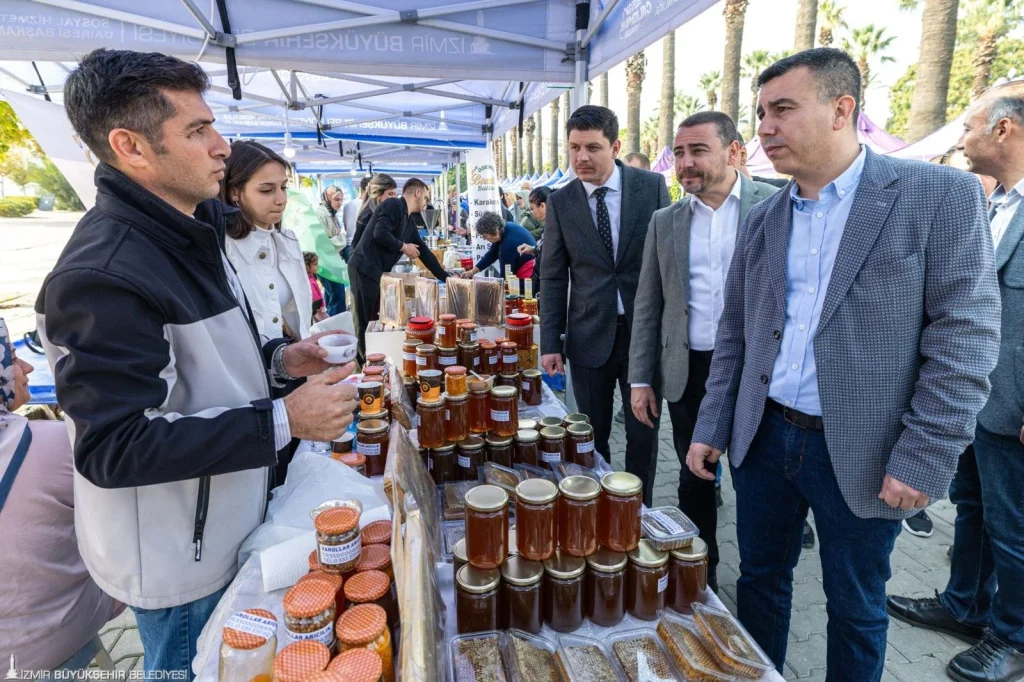 Kültürpark’ta çiçek ve bal şöleni: İzmirlilerden yoğun ilgi 4 Kültürpark’ta çiçek ve bal şöleni: İzmirlilerden yoğun ilgi