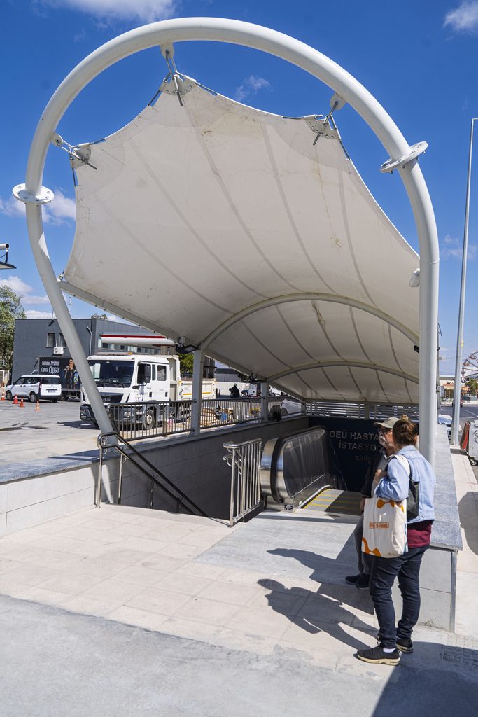İzmir Metrosu'ndan Dokuz Eylül Hastanesi'ne kesintisiz yaya geçidi açıldı